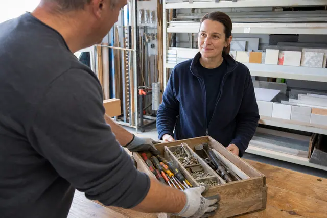 Dépôt d’outils et de matériaux triés dans une ressourcerie lumineuse.