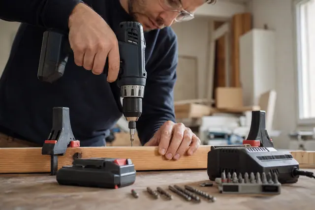 Perceuse-visseuse sans fil et batterie sur établi pour petits travaux domestiques