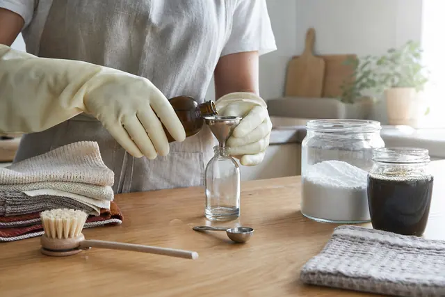 Préparation sécurisée d’un nettoyant maison avec savon noir et lavettes lavables.