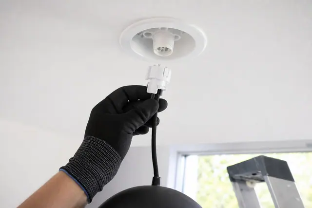 Fiche DCL raccordée à une suspension, prête à être clipsée dans la douille du plafond