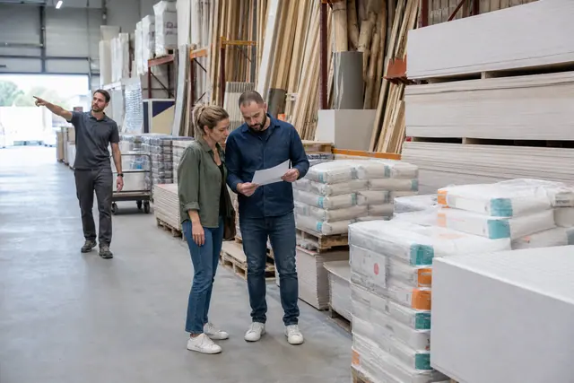 Couple comparant des matériaux de rénovation dans un dépôt de bricolage.