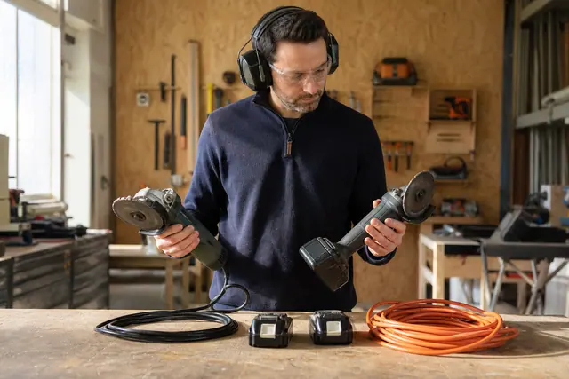 Outils filaire et sans fil comparés sur un établi d’atelier sécurisé.