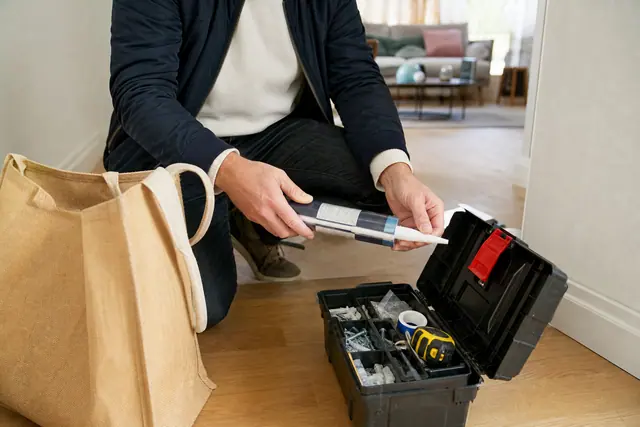 Trousse de dépannage compacte rangée après des achats de bricolage en centre-ville.