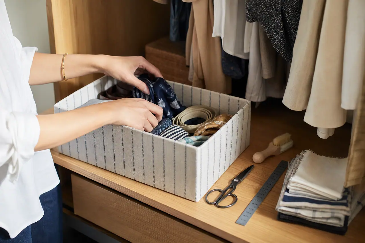 Organisateur en boîte à chaussures habillée de tissu dans un placard clair.