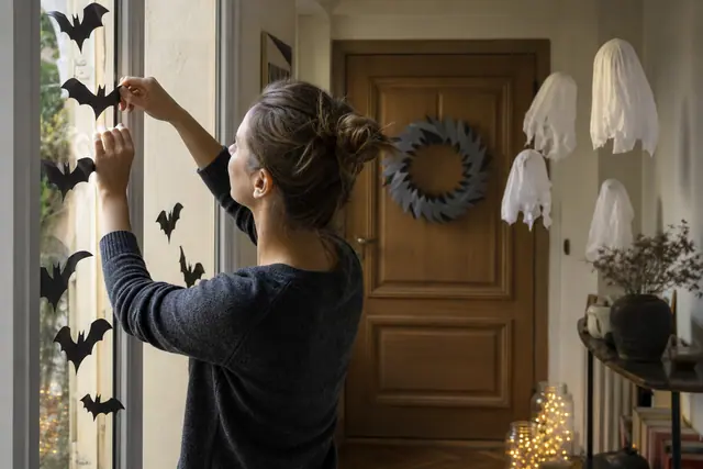 Entrée décorée de chauves-souris en carton et de lanternes LED