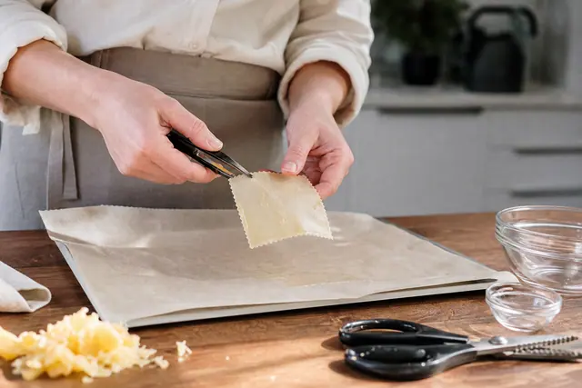 Carré de coton ciré refroidissant au-dessus d’une plaque de cuisson protégée.