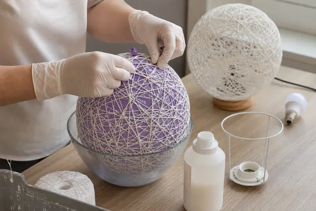 Globe en ficelle de coton moulé sur ballon avec douille LED E27.