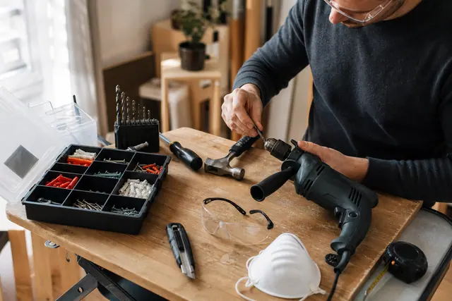 Kit d’outils de bricolage débutant disposé sur un établi avec protections