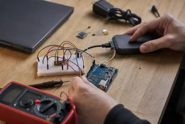 Analyseur logique USB relié à une carte Arduino sur un établi électronique.