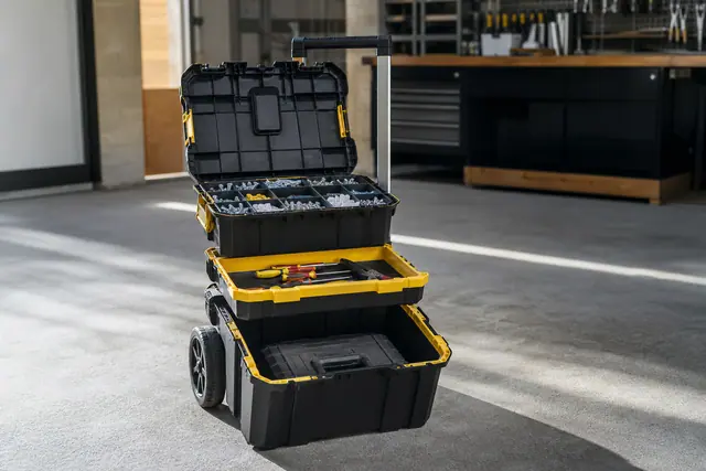 Boîte à outils modulaire à roulettes organisée dans un garage lumineux