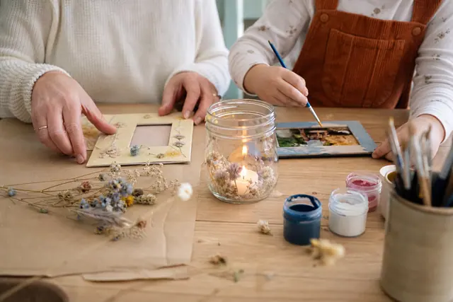 Carte en relief, cadre décoré et photophore LED fabriqués sur une table.