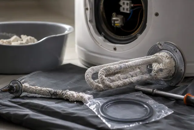 Bride de chauffe-eau déposée avec résistance entartrée et anode magnésium usée