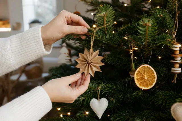 Suspensions DIY légères en papier, feutrine, bois et orange sur sapin naturel.