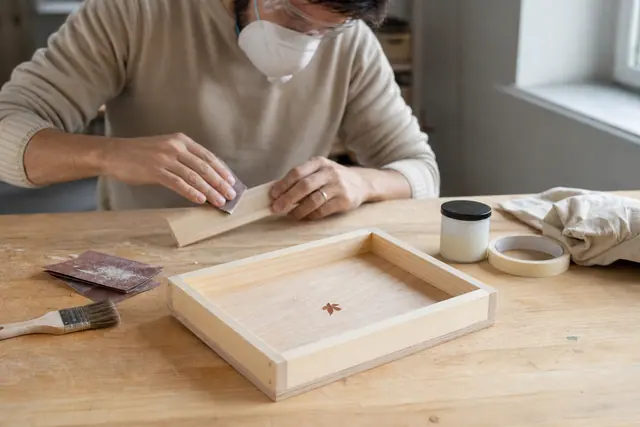 Plateau vide-poche en bois personnalisé sur établi avec matériel de finition.