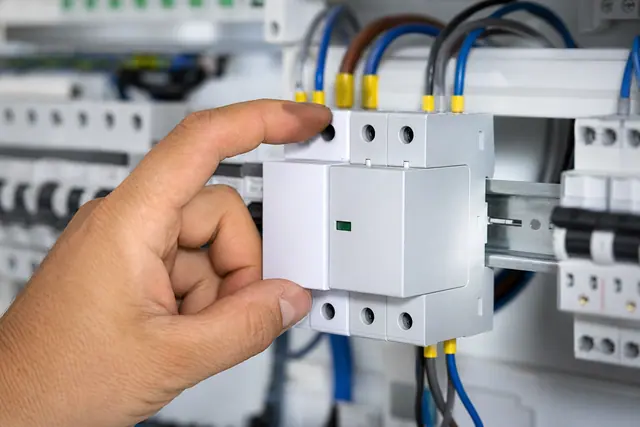 Parafoudre modulaire installé sur un rail din dans un tableau électrique