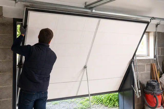 Panneaux isolants posés sur la face intérieure d'une porte de garage basculante
