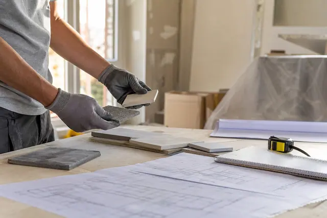 Planification de rénovation avec échantillons et plans dans une pièce protégée.
