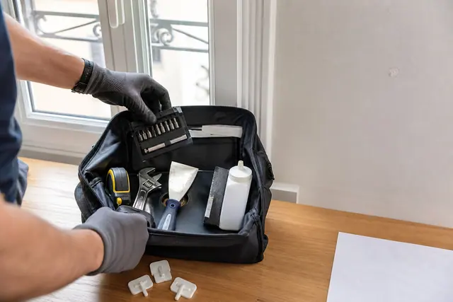 Sacoche d’outils compacte et accessoires de retouche pour logement loué.