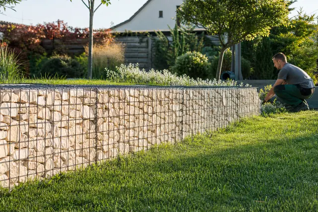 Muret de jardin en gabions métalliques remplis de pierres calcaires claires
