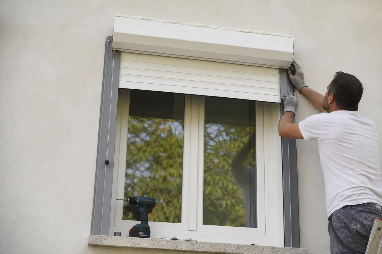 Coffre de volet roulant fixé en applique au-dessus d'une fenêtre en rénovation