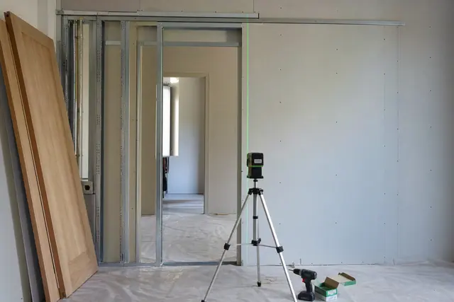 Bâti métallique de porte à galandage intégré dans une cloison en cours de montage