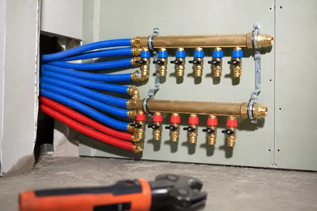 Nourrice de distribution sanitaire avec antennes PER rouges et bleues sous gaine annelée