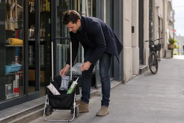 Particulier préparant de petits achats de bricolage dans une rue de Clermont-Ferrand.