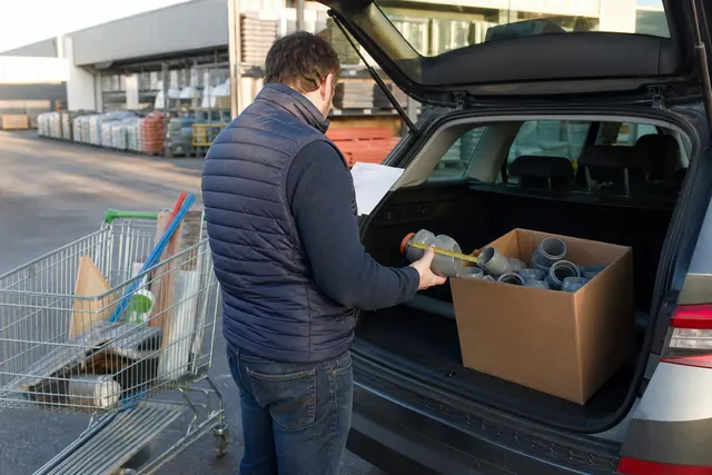 Client prépare ses achats de bricolage sur un parking près de Saint-Laurent-des-Arbres.