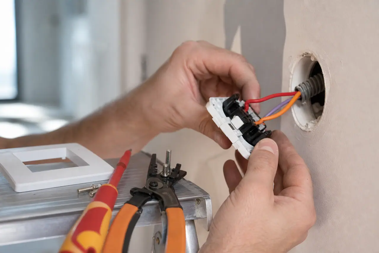 Mécanisme de va-et-vient sorti de sa boîte murale avec ses trois conducteurs raccordés