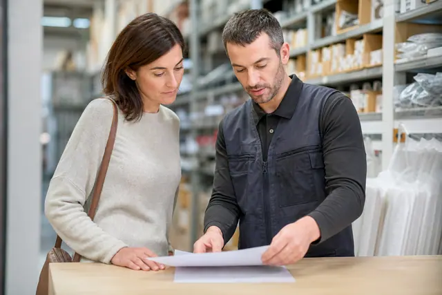 Cliente échangeant avec un vendeur dans un magasin de bricolage local